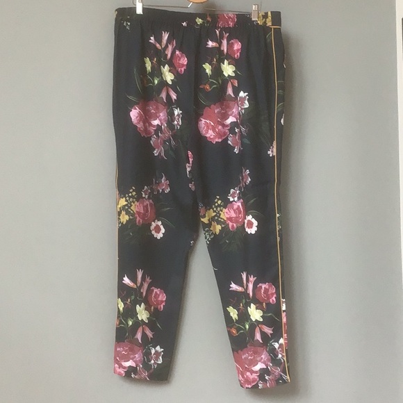 Simons Contemporaine navy with flower print jogger style pants, size XL. - Picture 2 of 5